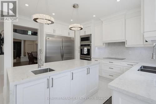 7350 Glamorgan Way, Mississauga, ON - Indoor Photo Showing Kitchen With Double Sink With Upgraded Kitchen