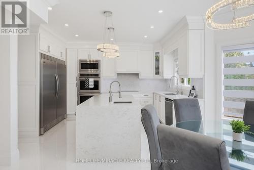 7350 Glamorgan Way, Mississauga, ON - Indoor Photo Showing Kitchen With Upgraded Kitchen