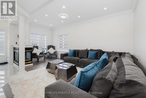7350 Glamorgan Way, Mississauga, ON - Indoor Photo Showing Living Room
