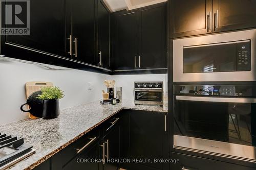 15 Mountainside Crescent, Whitby, ON - Indoor Photo Showing Kitchen With Upgraded Kitchen