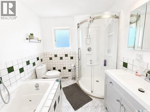 924 Weldon Avenue, Saskatoon, SK - Indoor Photo Showing Bathroom