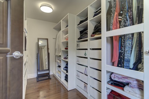 Penderie (Walk-in) - 286 Rue Winters, Baie-D'Urfé, QC - Indoor With Storage