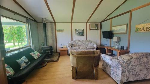 46 Cole Blvd, Gimli Rm, MB - Indoor Photo Showing Living Room