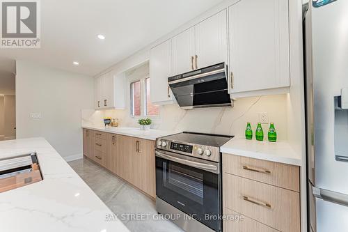 146 Cabinet Crescent, Vaughan, ON - Indoor Photo Showing Kitchen