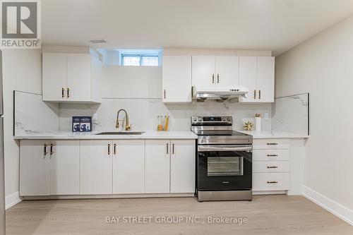 146 Cabinet Crescent, Vaughan, ON - Indoor Photo Showing Kitchen