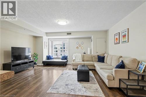 96 University Avenue W, Waterloo, ON - Indoor Photo Showing Living Room