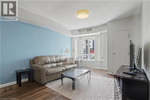 96 University Avenue W, Waterloo, ON - Indoor Photo Showing Living Room