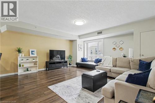 96 University Avenue W, Waterloo, ON - Indoor Photo Showing Living Room