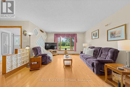 3805 Big Rideau Lake Road, Rideau Lakes, ON - Indoor Photo Showing Living Room