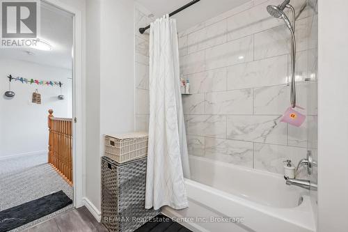 425 Exmoor Street, Waterloo, ON - Indoor Photo Showing Bathroom