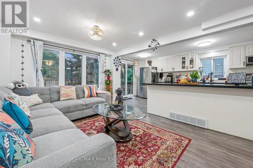 425 Exmoor Street, Waterloo, ON - Indoor Photo Showing Living Room