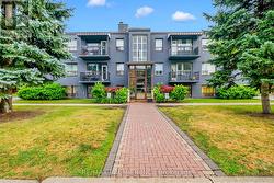 5 - 4 HARTHAM PLACE Toronto, ON M3K 1P3