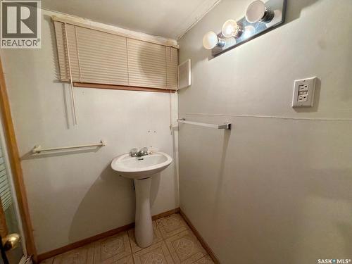 2341 Elphinstone Street, Regina, SK - Indoor Photo Showing Bathroom