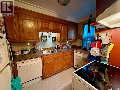 2341 Elphinstone Street, Regina, SK - Indoor Photo Showing Kitchen With Double Sink