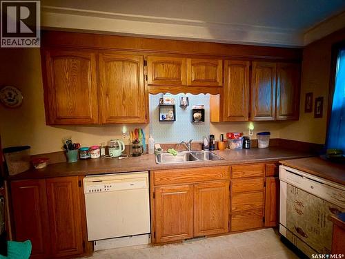 2341 Elphinstone Street, Regina, SK - Indoor Photo Showing Kitchen With Double Sink