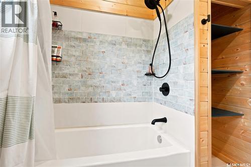 7343 8Th Avenue, Regina, SK - Indoor Photo Showing Bathroom