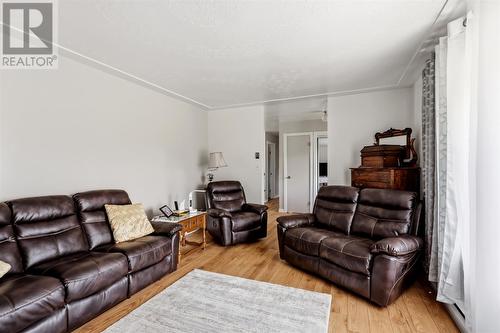 305 Moss Rd, Sault Ste. Marie, ON - Indoor Photo Showing Living Room