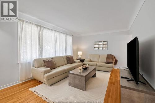 946 Belleperche, Windsor, ON - Indoor Photo Showing Living Room