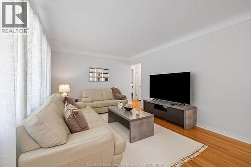 946 Belleperche, Windsor, ON - Indoor Photo Showing Living Room