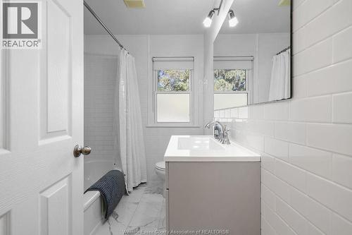946 Belleperche, Windsor, ON - Indoor Photo Showing Bathroom