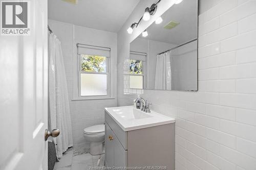 946 Belleperche, Windsor, ON - Indoor Photo Showing Bathroom