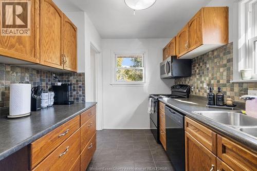 946 Belleperche, Windsor, ON - Indoor Photo Showing Kitchen With Double Sink