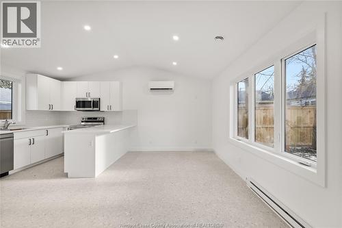 946 Belleperche, Windsor, ON - Indoor Photo Showing Kitchen
