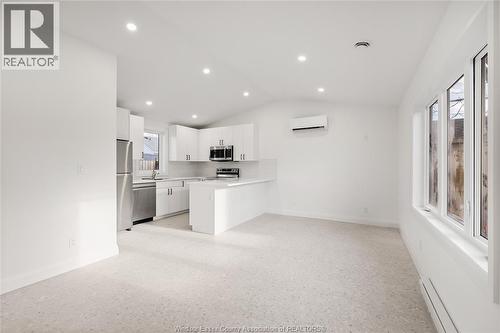 946 Belleperche, Windsor, ON - Indoor Photo Showing Kitchen