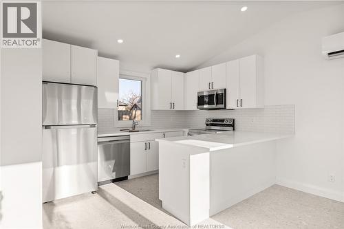 946 Belleperche, Windsor, ON - Indoor Photo Showing Kitchen With Upgraded Kitchen