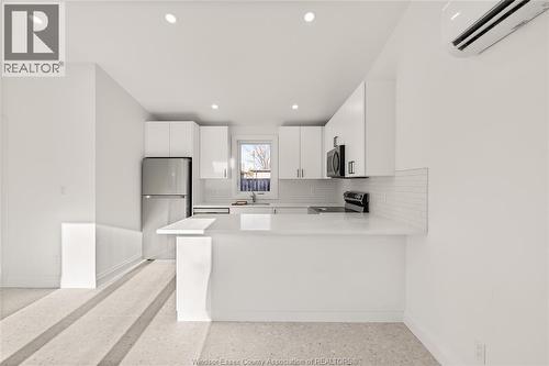 946 Belleperche, Windsor, ON - Indoor Photo Showing Kitchen