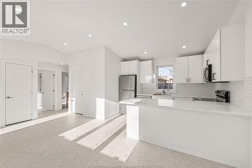 946 Belleperche, Windsor, ON - Indoor Photo Showing Kitchen