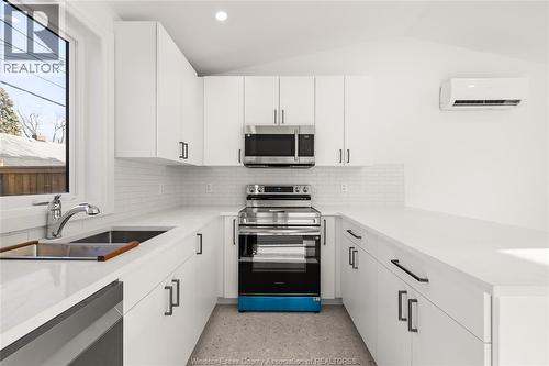 946 Belleperche, Windsor, ON - Indoor Photo Showing Kitchen With Upgraded Kitchen