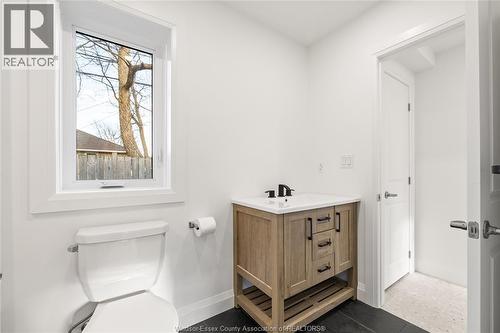 946 Belleperche, Windsor, ON - Indoor Photo Showing Bathroom