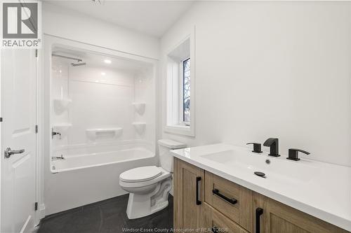 946 Belleperche, Windsor, ON - Indoor Photo Showing Bathroom