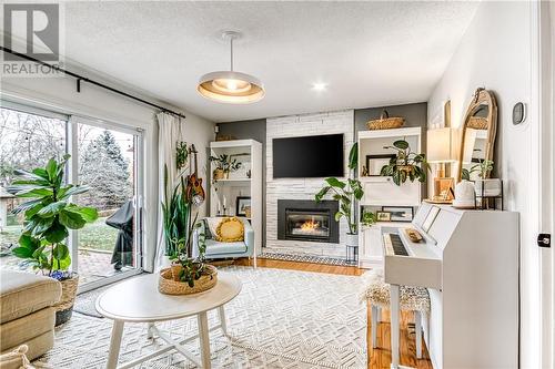 2016 Latimer Crescent, Sudbury, ON - Indoor Photo Showing Living Room With Fireplace