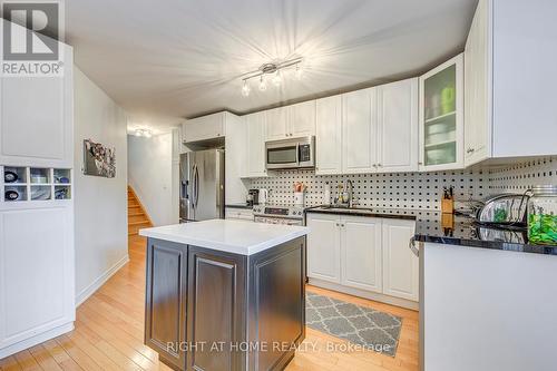 4164 Forest Fire Crescent, Mississauga, ON - Indoor Photo Showing Kitchen With Upgraded Kitchen