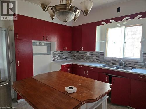 224 Burgar Street, Welland, ON - Indoor Photo Showing Kitchen With Double Sink