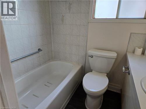 224 Burgar Street, Welland, ON - Indoor Photo Showing Bathroom