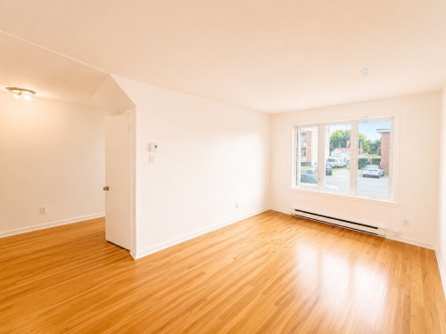 Living Room - 61-61 Rue Ste-Anne, Montréal (L'Île-Bizard/Sainte-Geneviève), QC - Indoor Photo Showing Other Room