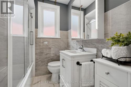 127 Tragina Avenue S, Hamilton, ON - Indoor Photo Showing Bathroom