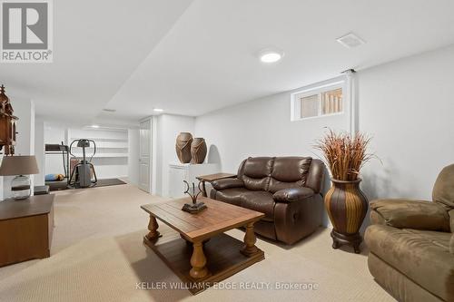 127 Tragina Avenue S, Hamilton, ON - Indoor Photo Showing Living Room
