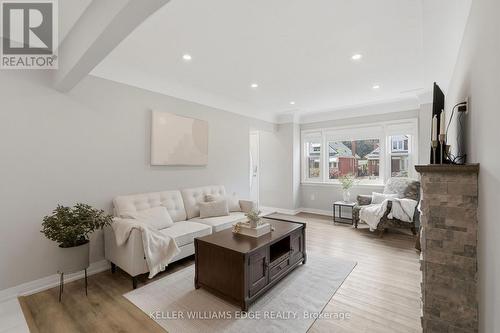127 Tragina Avenue S, Hamilton, ON - Indoor Photo Showing Living Room