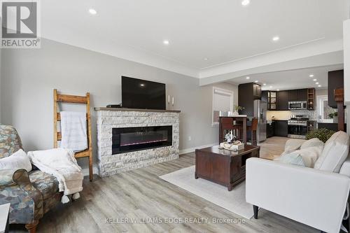 127 Tragina Avenue S, Hamilton, ON - Indoor Photo Showing Living Room With Fireplace