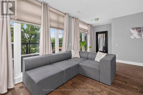 59 - 8161 Kipling Avenue, Vaughan, ON - Indoor Photo Showing Living Room