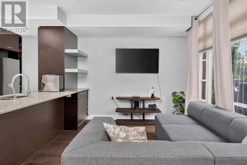 59 - 8161 Kipling Avenue, Vaughan, ON - Indoor Photo Showing Living Room