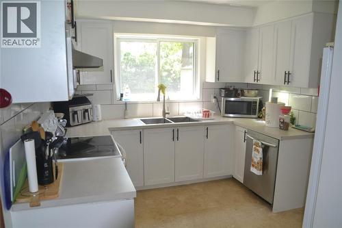 757 RETLAW DRIVE , Sarnia, Ontario N7V 2W5 3