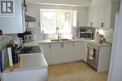 757 RETLAW DRIVE , Sarnia, Ontario N7V 2W5 4