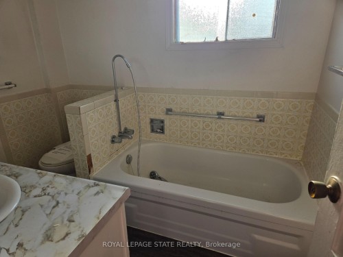 224 Burgar Street, Welland, ON - Indoor Photo Showing Bathroom