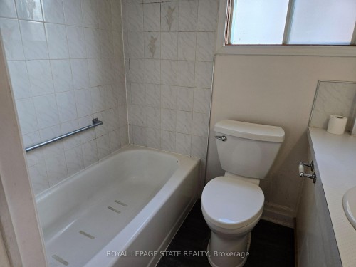 224 Burgar Street, Welland, ON - Indoor Photo Showing Bathroom