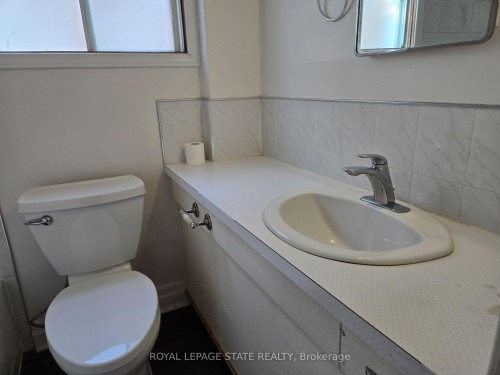 224 Burgar Street, Welland, ON - Indoor Photo Showing Bathroom